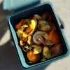 Bioseau avec déchets organiques dedans, vu du haut.