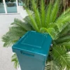 Bioseau Minimax vert d'une contenance de 23 L, vu du haut, couvercle fermé