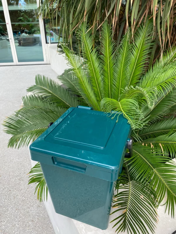 Bioseau Minimax vert d'une contenance de 23 L, vu du haut, couvercle fermé