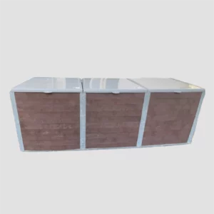 Composteur à trois modules en plastique recyclé avec structure en acier et capot en résine.