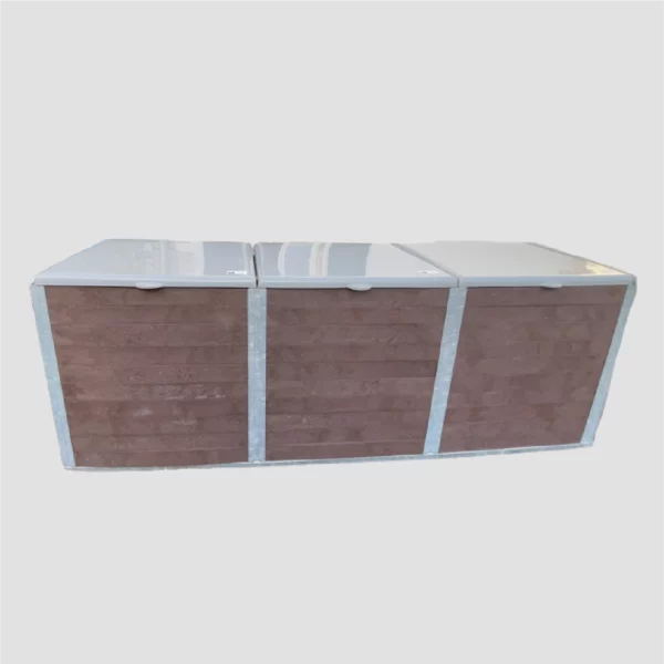 Composteur à trois modules en plastique recyclé avec structure en acier et capot en résine.