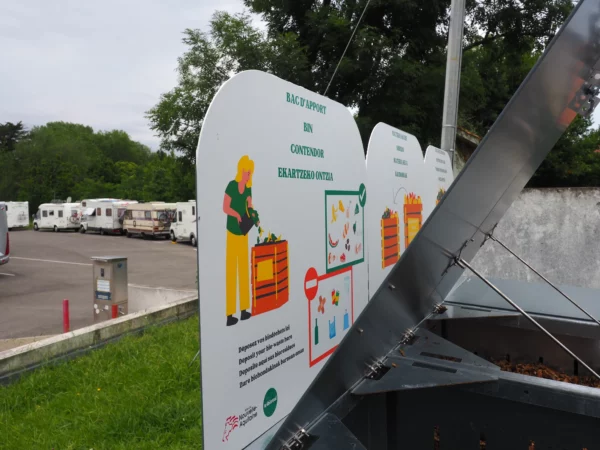Composteur Biocompost 3 bacs 400 L installé sur l'aire de camping-cars de Hendaye
