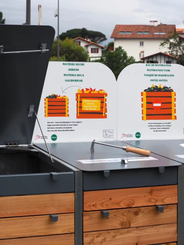 Composteur Biocompost 400L en métal et bois vu de 3/4