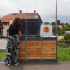 Composteur Biocompost 400L en métal et bois, installé sur l'aire de camping-cars d'Hendaye vu de face.