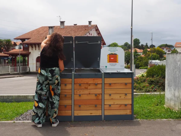 Composteur Biocompost 400L en métal et bois, installé sur l'aire de camping-cars d'Hendaye vu de face.