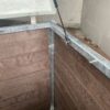 Bac de compostage 1000 L Easy Install vu du haut, couvercle ouvert grâce à ses vérins.