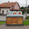 Composteur Biocompost 400L en métal et bois, installé sur l'aire de camping-cars de Hendaye, vu de face.