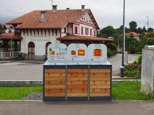 Composteur Biocompost 400L en métal et bois, installé sur l'aire de camping-cars de Hendaye, vu de face.