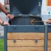 Composteur Biocompost 3 bacs en métal et bois, vu de face, couvercle ouvert.