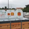 Composteur Biocompost 3 bacs en métal et bois, adapté aux petits collectifs.