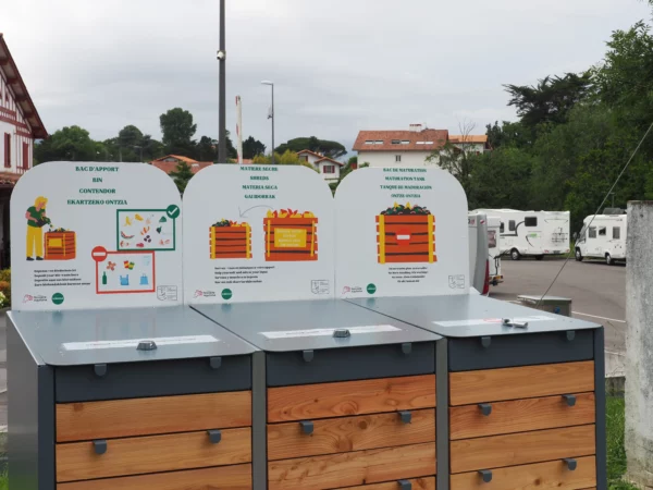 Composteur Biocompost 3 bacs en métal et bois, adapté aux petits collectifs.