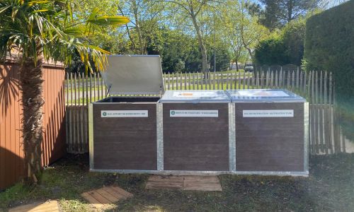 Composteur 3 bacs en plastique recyclé installé dans le camping Plein Forêt
