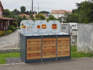 composteur acier sur une place d'air de camping-car