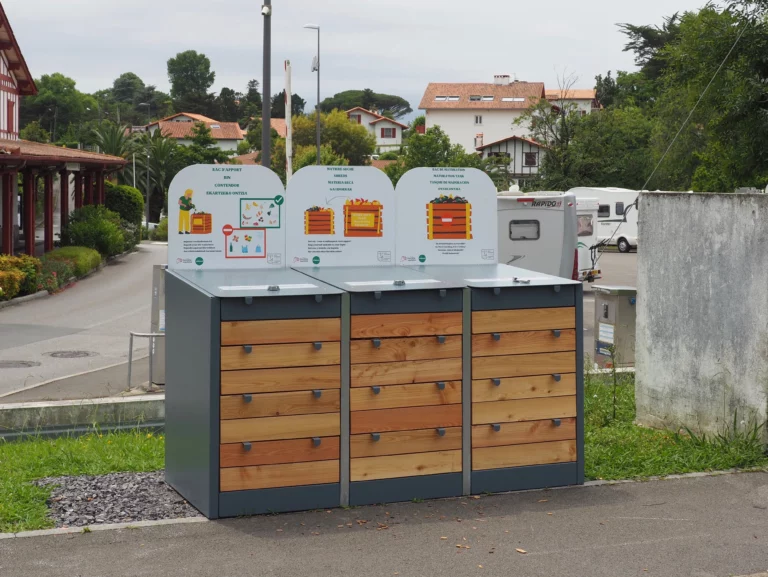 composteur acier sur une place d'air de camping-car
