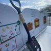 Pelle 68cm, de côté sur un composteur Abriplus