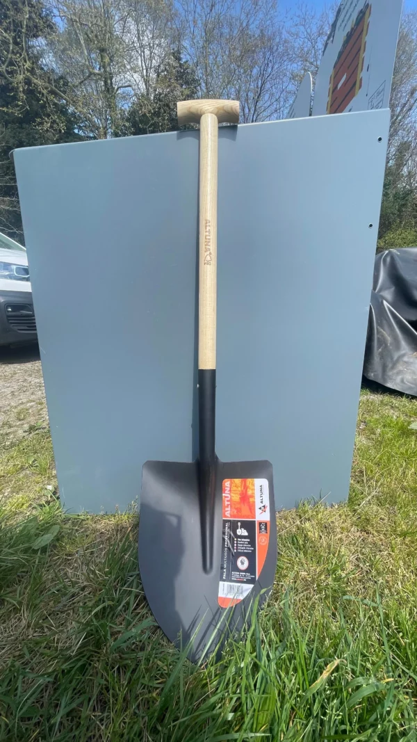 Pelle en extérieur pour composteur