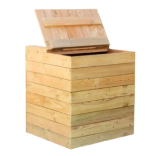 Composteur en bois fermé et couvercle demi ouvert